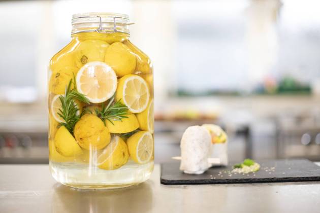 Sliced lemons in a glass Theme picture, symbolic picture, lemon, lemons, 16 04 20 Solingen NRW Germany Copyright: xdnet_cdnx