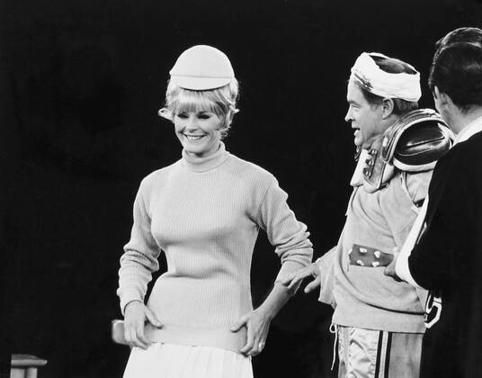 THE BOB HOPE SHOW, Elke Sommer (left), Bob Hope (center), (aired Nov. 29 1967). !ACHTUNG AUFNAHMEDATUM GESCHÃ„TZT! PUBLICATIONXNOTxINxCANxCHNxFRAxITAxJPNxNORxPOLxRUSxESPxUKxUSA Copyright: xCourtesyxEverettxCollectionx TBDBOHO EC264