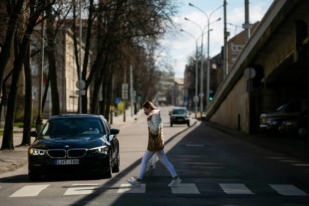 2020-04-21 Vilnius Lithuania. people enjoy warm and sunny Tuesday afternoon in Vilnius during quarantine. Vilnius Lithuania  Copyright: xZygimantasxGedvilax lithuania lifestyle city
