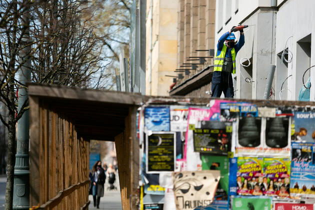 2020-04-21 Vilnius Lithuania. people enjoy warm and sunny Tuesday afternoon in Vilnius during quarantine. Vilnius Lithuania Copyright: xZygimantasxGedvilax lithuania lifestyle city