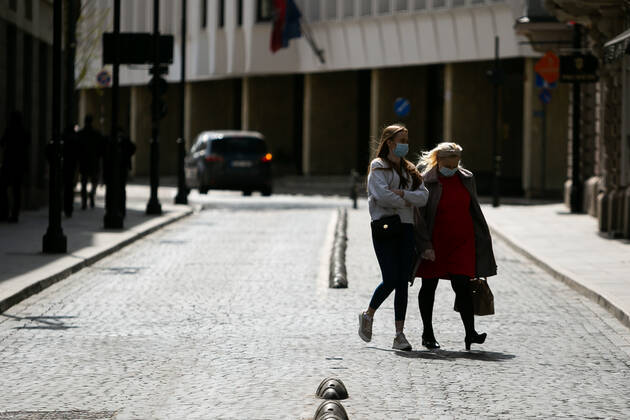 2020-04-21 Vilnius Lithuania. people enjoy warm and sunny Tuesday afternoon in Vilnius during quarantine. Vilnius Lithuania Copyright: xZygimantasxGedvilax lithuania lifestyle city