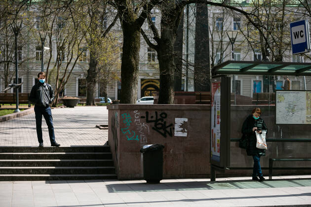 2020-04-21 Vilnius Lithuania. people enjoy warm and sunny Tuesday afternoon in Vilnius during quarantine. Vilnius Lithuania Copyright: xZygimantasxGedvilax lithuania lifestyle city
