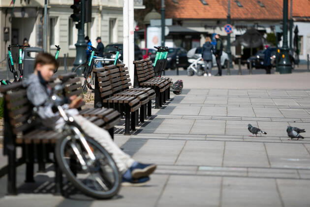 2020-04-21 Vilnius Lithuania. people enjoy warm and sunny Tuesday afternoon in Vilnius during quarantine. Vilnius Lithuania Copyright: xZygimantasxGedvilax lithuania lifestyle city