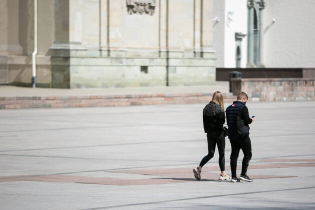 2020-04-21 Vilnius Lithuania. people enjoy warm and sunny Tuesday afternoon in Vilnius during quarantine. Vilnius Lithuania Copyright: xZygimantasxGedvilax lithuania lifestyle city