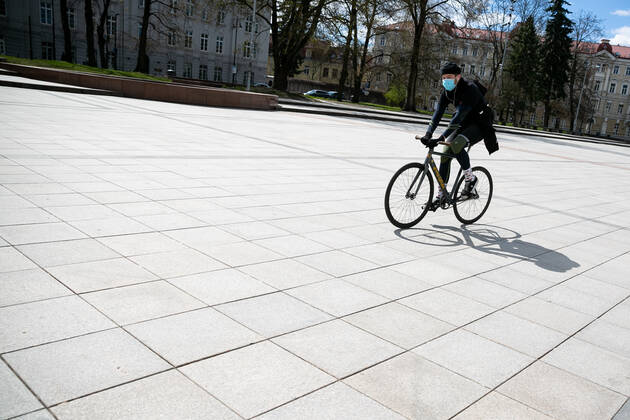 2020-04-21 Vilnius Lithuania. people enjoy warm and sunny Tuesday afternoon in Vilnius during quarantine. Vilnius Lithuania Copyright: xZygimantasxGedvilax lithuania lifestyle city