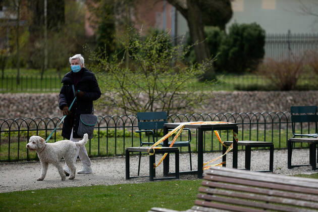 2020-04-21 Vilnius Lithuania. people enjoy warm and sunny Tuesday afternoon in Vilnius during quarantine. Vilnius Lithuania Copyright: xZygimantasxGedvilax lithuania lifestyle city