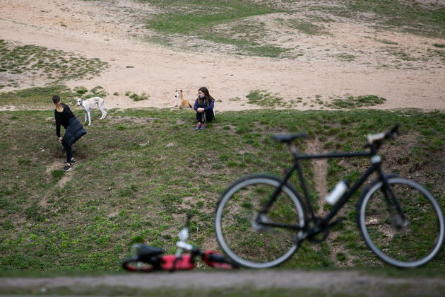 2020-04-21 Vilnius Lithuania. people enjoy warm and sunny Tuesday afternoon in Vilnius during quarantine. Vilnius Lithuania Copyright: xZygimantasxGedvilax lithuania lifestyle city