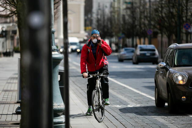 2020-04-21 Vilnius Lithuania. people enjoy warm and sunny Tuesday afternoon in Vilnius during quarantine. Vilnius Lithuania Copyright: xZygimantasxGedvilax lithuania lifestyle city
