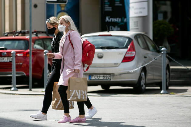 2020-04-21 Vilnius Lithuania. people enjoy warm and sunny Tuesday afternoon in Vilnius during quarantine. Vilnius Lithuania Copyright: xZygimantasxGedvilax lithuania lifestyle city