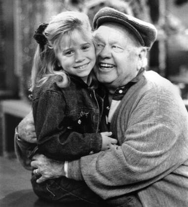 FULL HOUSE, (from left): Mary Kate Ashley Olsen, Mickey Rooney, Arrest Ye Merry Gentlemen , (Season 8, aired Dec. 13, 1994), 1987-95. Lorimer Televison Courtesy: Everett Collection Lorimar Film Entertainment Courtesy Everett Collection !ACHTUNG AUFNAHMEDATUM GESCHÃ„TZT! PUBLICATIONXNOTxINxCANxCHNxFRAxITAxJPNxNORxPOLxRUSxESPxUKxUSA Copyright: xLorimarxFilmxEntertainment CourtesyxEverettxCollectionx TBDFUHO EC021