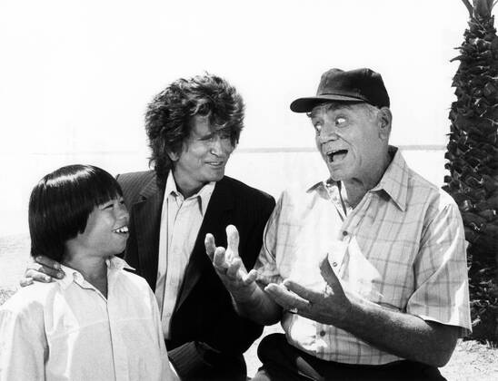 HIGHWAY TO HEAVEN, (from left): Ernie Reyes Jr., Michael Landon, Ernest Borgnine, Another Kind of War, Another Kind of Peace , (Season 3, ep. 304, aired Oct. 15, 1986), 1984-89. NBC Courtesy: Everett Collection NBC Courtesy Everett Collection !ACHTUNG AUFNAHMEDATUM GESCHÃ„TZT! PUBLICATIONXNOTxINxCANxCHNxFRAxITAxJPNxNORxPOLxRUSxESPxUKxUSA Copyright: xNBC CourtesyxEverettxCollectionx TBDHITO EC008