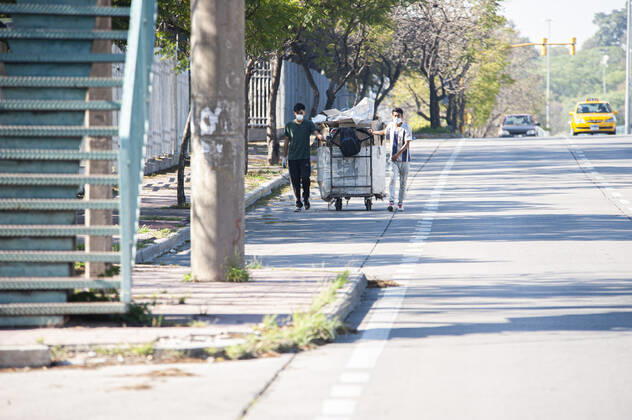 April 21, 2020, Cordoba, Argentina: Cartonman.Cartonero. two man collecting cardboard boxes walks with his car alone on an avenue in the city of Cordoba in times of quarentine obligatory Cordoba Argentina  - ZUMA Pho 20200421_mda_b196_144 Copyright: xDanielxBustosx