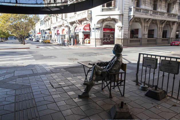 April 21, 2020, Cordoba, Argentina: Statue of the Argentine poet Daniel Salzano, with a face mask. The center of the city of Cordoba has no circulation of people due to the mandatory quarantine. Cordoba Argentina  - ZUMA Pho 20200421_mda_b196_104 Copyright: xDanielxBustosx