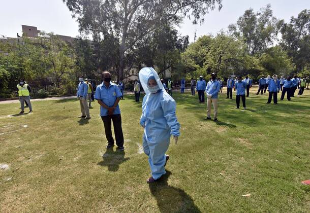 NEW DELHI, INDIA - APRIL 21: A cleaning staff seen in PPE kit distributed by Defence Colony welfare groups in association with SDMC during lockdown, at Defence Colony, on April 21, 2020 in New Delhi, India. (Photo by Sanjeev Verma Hindustan Times) PPE Kits Distributed To SDMC Sanitation Staff
