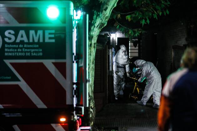 Medical personnel transfer an elderly man who tested positive for coronavirus after 20 cases were discovered in a nursing home in the Belgrano neighborhood in the City of Buenos Aires, Argentina, 21 April 2020. Argentina confirmed 112 new cases of COVID-19 on Tuesday, so the positives in the country reached 3,144, while 9 deaths in the last 24 hours brought the total deaths to 151, official sources reported. EFE Juan Ignacio Roncoroni Argentina adds 112 cases and 9 deaths from coronavirus, reaching 151 deaths !ACHTUNG: NUR REDAKTIONELLE NUTZUNG!  Copyright: xRONCORONIx AME4580 20200422-637231249339310606