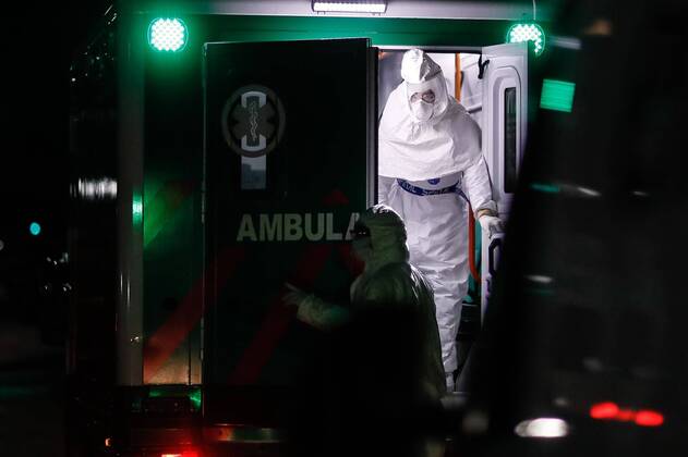 Medical personnel transfer an elderly man who tested positive for coronavirus after 20 cases were discovered in a nursing home in the Belgrano neighborhood in the City of Buenos Aires, Argentina, 21 April 2020. Argentina confirmed 112 new cases of COVID-19 on Tuesday, so the positives in the country reached 3,144, while 9 deaths in the last 24 hours brought the total deaths to 151, official sources reported. EFE Juan Ignacio Roncoroni Argentina adds 112 cases and 9 deaths from coronavirus, reaching 151 deaths !ACHTUNG: NUR REDAKTIONELLE NUTZUNG!  Copyright: xRONCORONIx AME4578 20200422-637231249347748217