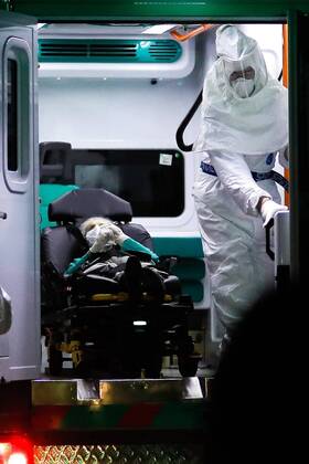 Medical personnel transfer an elderly man who tested positive for coronavirus after 20 cases were discovered in a nursing home in the Belgrano neighborhood in the City of Buenos Aires, Argentina, 21 April 2020. Argentina confirmed 112 new cases of COVID-19 on Tuesday, so the positives in the country reached 3,144, while 9 deaths in the last 24 hours brought the total deaths to 151, official sources reported. EFE Juan Ignacio Roncoroni Argentina adds 112 cases and 9 deaths from coronavirus, reaching 151 deaths !ACHTUNG: NUR REDAKTIONELLE NUTZUNG!  Copyright: xRONCORONIx AME4585 20200422-637231287297346698