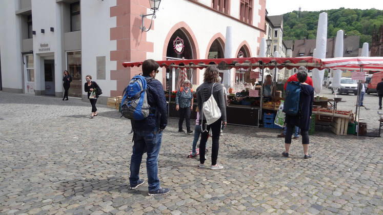 Freiburg Themed picture Medicine Keeping a distance is still the top priority, like here at a market stand on the Münsterplatz in Freiburg The long and silent way back to everyday life Like here in Freiburg, life is starting to pulsate again Themed picture Medicine Coronavirus Copyright: xHahnex Eibner-Pressefotox EP_joha