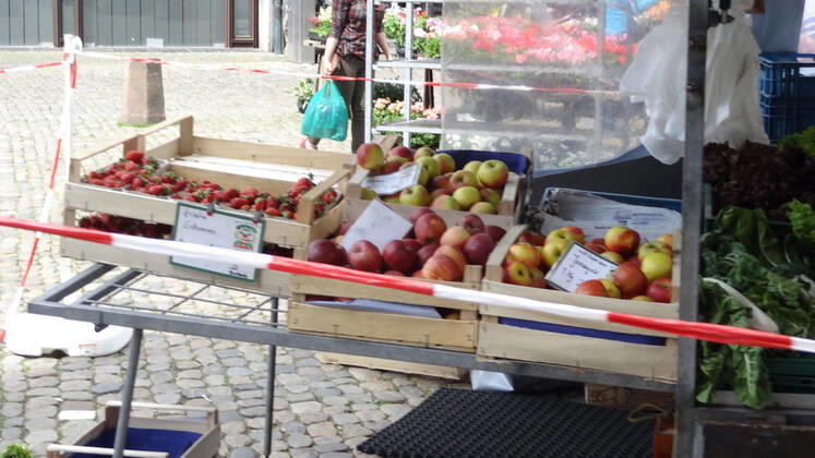 Freiburg Themed picture Medicine Keeping a distance A fruit and vegetable stand at the Freiburg Cathedral Market is closed off with a tracing tape The long and silent way back to everyday life Like here in Freiburg, life begins to pulsate again Themed picture Medicine Coronavirus Copyright: xHahnex Eibner-Pressefotox EP_joha