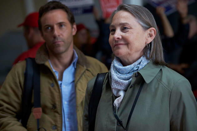 CHIMERICA, from left: Alessandro Nivola, Cherry Jones, Kodak Ergo Sum , (Season 1, ep. 101, aired in UK on April 17, 2019). photo: Channel 4 Playground Courtesy: Everett Collection !ACHTUNG AUFNAHMEDATUM GESCHÃ„TZT! PUBLICATIONXNOTxINxCANxCHNxFRAxITAxJPNxNORxPOLxRUSxESPxUKxUSA Copyright: xChannelxFour CourtesyxEverettxCollectionx TCDCHIM EC004