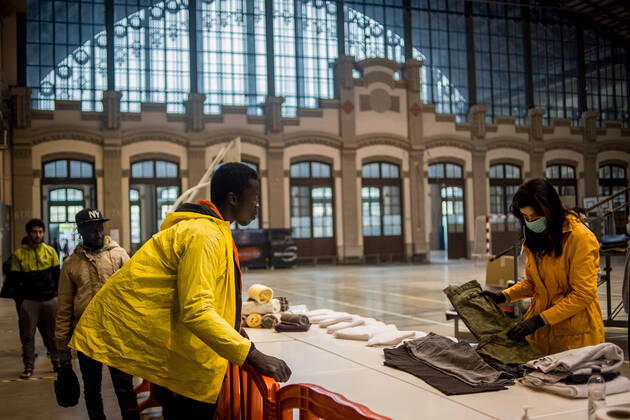 April 22, 2020, Barcelona, Catalonia, Spain: Users queue at a food and clothing distribution point set up by the Barcelona city council to support the most economically vulnerable people. Spain will begin deescalation of coronavirus measures without knowing the incidence of the epidemic, coronavirus deaths stabilize with 435 in the past 24 hours. Barcelona Spain - ZUMAb137 20200422_zap_b137_004 Copyright: xJordixBoixareux