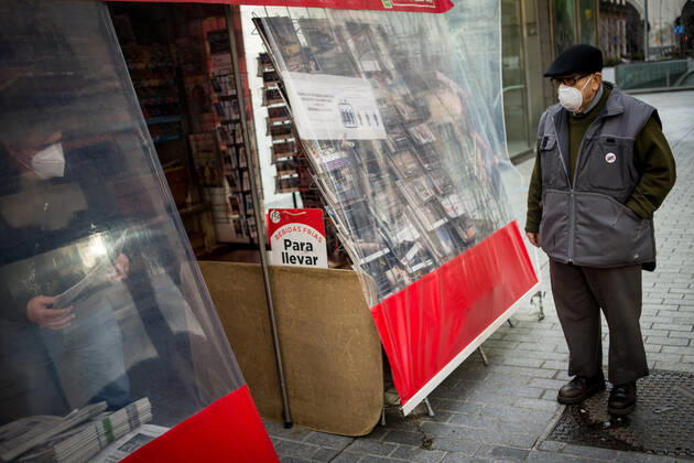 April 22, 2020, Barcelona, Catalonia, Spain: A man wearing a protective face mask waits for buying a newspaper in a kiosk in Barcelona. Spain will begin deescalation of coronavirus measures without knowing the incidence of the epidemic, coronavirus deaths stabilize with 435 in the past 24 hours. Barcelona Spain - ZUMAb137 20200422_zap_b137_008 Copyright: xJordixBoixareux