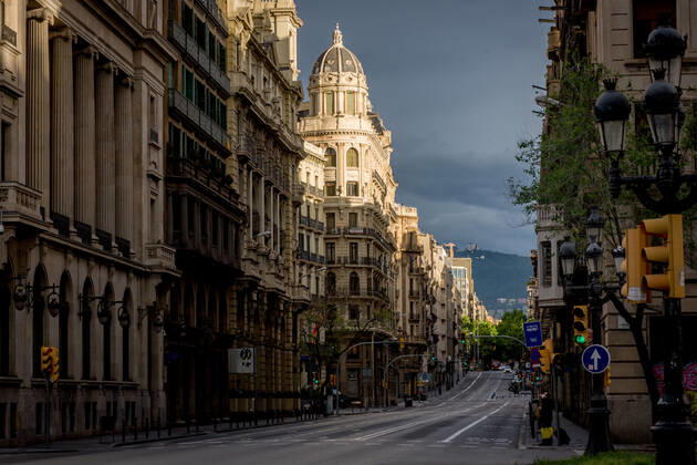 April 22, 2020, Barcelona, Catalonia, Spain: Via Laietana street in Barcelona is seen empty early in the morning during the lockdown. Spain will begin deescalation of coronavirus measures without knowing the incidence of the epidemic, coronavirus deaths stabilize with 435 in the past 24 hours. Barcelona Spain - ZUMAb137 20200422_zap_b137_011 Copyright: xJordixBoixareux