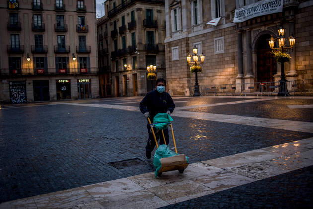 April 22, 2020, Barcelona, Catalonia, Spain: A man pushes a wheelbarrow early in the morning in Barcelona. Spain will begin deescalation of coronavirus measures without knowing the incidence of the epidemic, coronavirus deaths stabilize with 435 in the past 24 hours. Barcelona Spain - ZUMAb137 20200422_zap_b137_018 Copyright: xJordixBoixareux