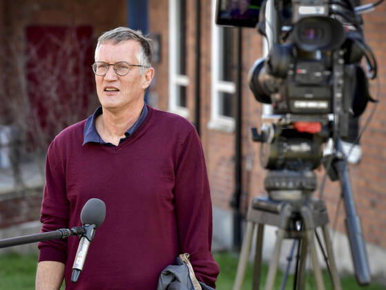 State epidemiologist Anders Tegnell of the Public Health Agency of Sweden doing interviews after the daily news conference on the coronavirus, Covid 19 situation in Stockholm, Sweden, April 22, 2020 STOCKHOLM Sweden x10030x,  Copyright: xJonasxEkströmer TTx SWEDEN CORONA