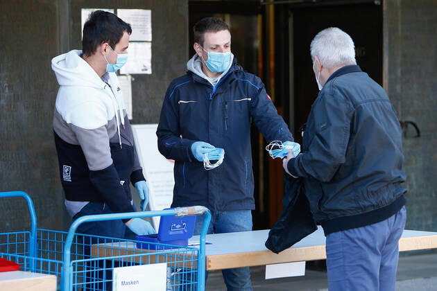 22 04 2020, xtgx, Mask duty in Wolfsburg, City employees sell masks for one Euro in front of the city hall Masks The city of Wolfsburg has introduced a mask duty in public transport, public buildings and shops as of this week Every passenger or visitor must cover mouth and nose with a mask There every passenger or visitor must cover mouth and nose with a mask Symbol photo, symbol image, risk group, senior citize