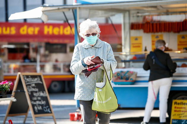 22 04 2020, xtgx, Mandatory masks in Wolfsburg, a senior citizen with a mask at the weekly market The city of Wolfsburg has introduced mandatory masks on local public transport, in public buildings and shops as of this week Every passenger or visitor must cover their mouth and nose with a mask There, every passenger or visitor must cover their mouth and nose with a mask Symbol photo, symbol image, risk group, senior citizens, protective m
