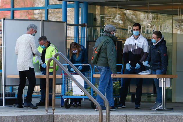 22 04 2020, xtgx, Mask duty in Wolfsburg, City employees sell masks for one Euro in front of the city hall Masks The city of Wolfsburg has introduced a mask duty in public transport, public buildings and shops as of this week Every passenger or visitor must cover mouth and nose with a mask There every passenger or visitor must cover mouth and nose with a mask Symbol photo, symbol image, risk group, senior citize