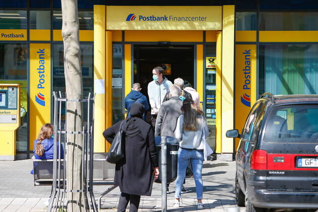 22 04 2020, xtgx, Mandatory masks in Wolfsburg, People waiting in front of a Deutsche Post branch The city of Wolfsburg has introduced mandatory masks in local public transport, public buildings and shops as of this week Every passenger or visitor must cover their mouth and nose with a mask There, every passenger or visitor must cover their mouth and nose with a mask Symbol photo, symbol image, risk group, senior citizens, protec