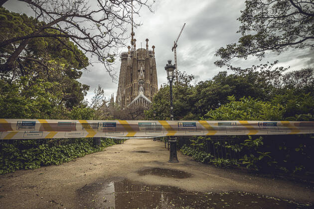 April 22, 2020, Barcelona, Catalonia, Spain: The park is cordoned off by the municipal police in front a deserted Sagrada Familia Basilica at day 38 of a nationwide lockdown due to the continuous spread of the virus. Spain registered more than 400 new fatalities totaling a death toll of over 21500 so far. Barcelona Spain - ZUMAo105 20200422_zap_o105_003 Copyright: xMatthiasxOesterlex