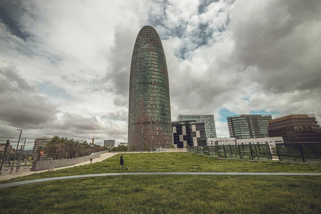April 22, 2020, Barcelona, Catalonia, Spain: A commuter walks her dog in front of the Glories Tower, formerly known as Torre Agbar, at day 38 of a nationwide lockdown due to the continuous spread of the virus. Spain registered more than 400 new fatalities totaling a death toll of over 21500 so far. Barcelona Spain - ZUMAo105 20200422_zap_o105_014 Copyright: xMatthiasxOesterlex