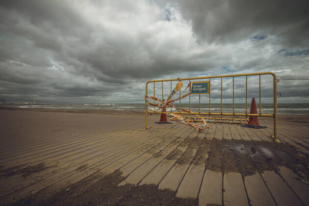 April 22, 2020, Barcelona, Catalonia, Spain: A barrier at the deserted beach at day 38 of a nationwide lockdown due to the continuous spread of the virus. Spain registered more than 400 new fatalities totaling a death toll of over 21500 so far. Barcelona Spain - ZUMAo105 20200422_zap_o105_027 Copyright: xMatthiasxOesterlex