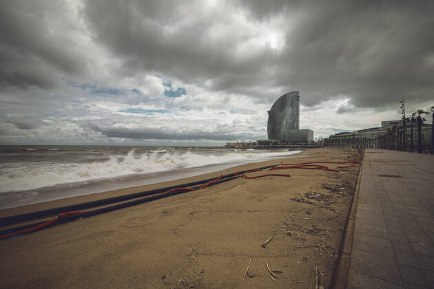 April 22, 2020, Barcelona, Catalonia, Spain: The W Barcelona Hotel, popularly known as Hotel Vela (Sail Hotel) at the end of a deserted beach at day 38 of a nationwide lockdown due to the continuous spread of the virus. Spain registered more than 400 new fatalities totaling a death toll of over 21500 so far. Barcelona Spain - ZUMAo105 20200422_zap_o105_030 Copyright: xMatthiasxOesterlex