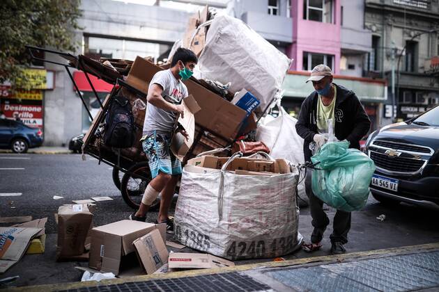 Two people with mouth covers collect cardboard, during isolation due to coronavirus, in Buenos Aires, Argentina, 22 April 2020. Coronavirus crisis in Argentina !ACHTUNG: NUR REDAKTIONELLE NUTZUNG!  Copyright: xJuanxIgnacioxRoncoronix AME4657 20200422-637231742591331121