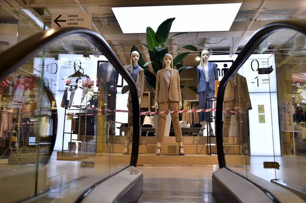 Milan, Coronavirus, Preparation of phase 2 opening of the OVS Store only the children s clothing department in Via Torino at the corner of Piazza Duomo (Duilio Piaggesi Fotogramma, Milan - 2020-04-22) p.s. la foto e utilizzabile nel rispetto del contesto in cui e stata scattata, e senza intento diffamatorio del decoro delle persone rappresentate  Copyright: xDuilioxPiaggesix xFOTOGRAMMAx