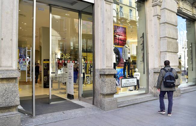 Milan, Coronavirus, Preparation of phase 2 opening of the OVS Store only the children s clothing department in Via Torino at the corner of Piazza Duomo (Duilio Piaggesi Fotogramma, Milan - 2020-04-22) p.s. la foto e utilizzabile nel rispetto del contesto in cui e stata scattata, e senza intento diffamatorio del decoro delle persone rappresentate  Copyright: xDuilioxPiaggesix xFOTOGRAMMAx