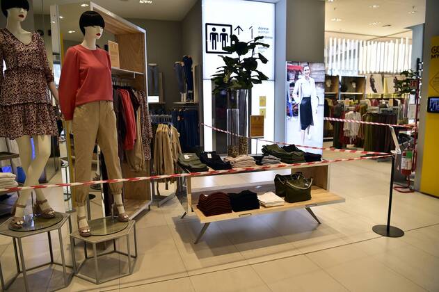Milan, Coronavirus, Preparation of phase 2 opening of the OVS Store only the children s clothing department in Via Torino at the corner of Piazza Duomo (Duilio Piaggesi Fotogramma, Milan - 2020-04-22) p.s. la foto e utilizzabile nel rispetto del contesto in cui e stata scattata, e senza intento diffamatorio del decoro delle persone rappresentate  Copyright: xDuilioxPiaggesix xFOTOGRAMMAx