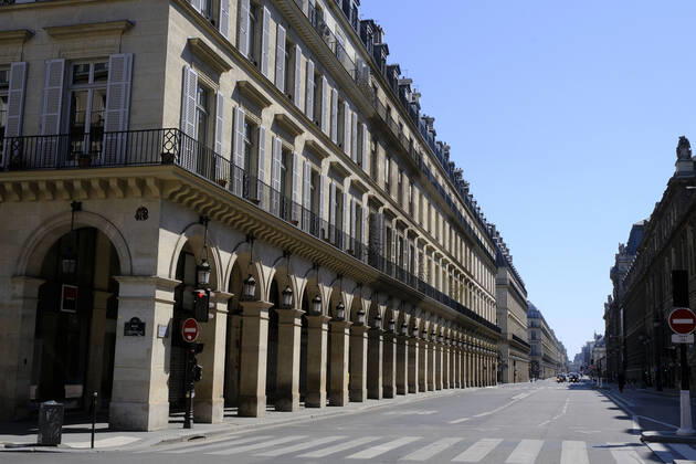 April 22, 2020, Paris, France: Rue de Rivoli.37th day of confinement in France, the majority of Parisians respect the obligation to stay at home..The shops and streets of Paris are deserted..The French are preparing for the decontainment announced from May 11 by the President of the Republic Emmanuel Macron Paris France - ZUMAp119 20200422_zaf_p119_013 Copyright: xPierrexSteveninx
