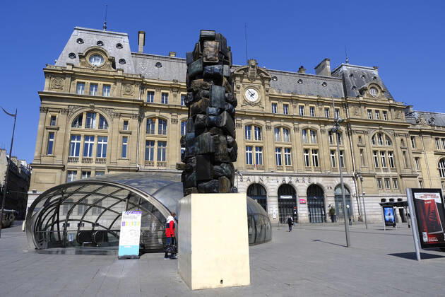 April 22, 2020, Paris, France: Gare Saint Lazare.37th day of confinement in France, the majority of Parisians respect the obligation to stay at home..The shops and streets of Paris are deserted..The French are preparing for the decontainment announced from May 11 by the President of the Republic Emmanuel Macron Paris France - ZUMAp119 20200422_zaf_p119_021 Copyright: xPierrexSteveninx