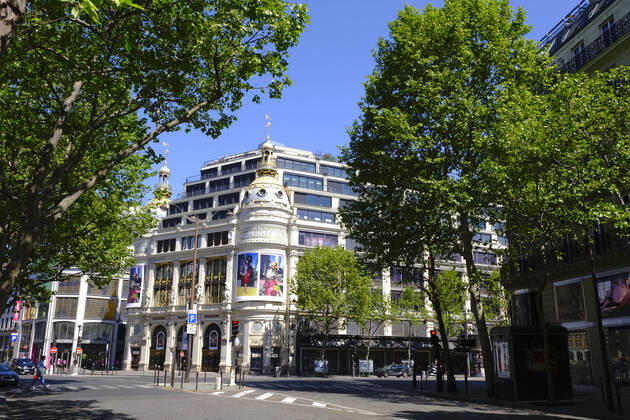 April 22, 2020, Paris, France: Le Printemps.37th day of confinement in France, the majority of Parisians respect the obligation to stay at home..The shops and streets of Paris are deserted..The French are preparing for the decontainment announced from May 11 by the President of the Republic Emmanuel Macron Paris France - ZUMAp119 20200422_zaf_p119_024 Copyright: xPierrexSteveninx