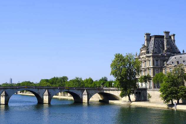 April 22, 2020, Paris, France: Royal Bridge.37th day of confinement in France, the majority of Parisians respect the obligation to stay at home..The shops and streets of Paris are deserted..The French are preparing for the decontainment announced from May 11 by the President of the Republic Emmanuel Macron Paris France - ZUMAp119 20200422_zaf_p119_026 Copyright: xPierrexSteveninx