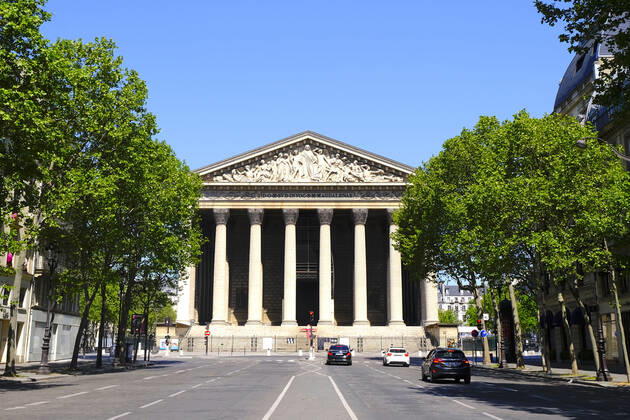 April 22, 2020, Paris, France: Churche of La Madeleine.37th day of confinement in France, the majority of Parisians respect the obligation to stay at home..The shops and streets of Paris are deserted..The French are preparing for the decontainment announced from May 11 by the President of the Republic Emmanuel Macron Paris France - ZUMAp119 20200422_zaf_p119_027 Copyright: xPierrexSteveninx