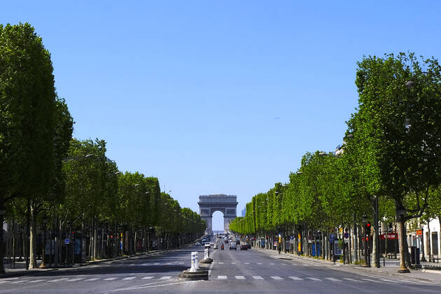 April 22, 2020, Paris, France: Champs Elyso es.37th day of confinement in France, the majority of Parisians respect the obligation to stay at home..The shops and streets of Paris are deserted..The French are preparing for the decontainment announced from May 11 by the President of the Republic Emmanuel Macron Paris France - ZUMAp119 20200422_zaf_p119_029 Copyright: xPierrexSteveninx