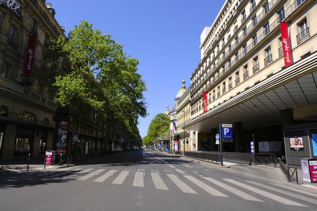 April 22, 2020, Paris, France: Galleries Lafayette.37th day of confinement in France, the majority of Parisians respect the obligation to stay at home..The shops and streets of Paris are deserted..The French are preparing for the decontainment announced from May 11 by the President of the Republic Emmanuel Macron Paris France - ZUMAp119 20200422_zaf_p119_033 Copyright: xPierrexSteveninx