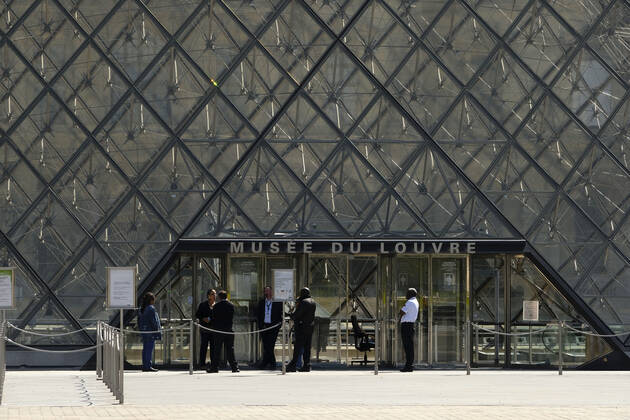 April 22, 2020, Paris, France: Louvre Museum is closed.37th day of confinement in France, the majority of Parisians respect the obligation to stay at home..The shops and streets of Paris are deserted..The French are preparing for the decontainment announced from May 11 by the President of the Republic Emmanuel Macron Paris France - ZUMAp119 20200422_zaf_p119_034 Copyright: xPierrexSteveninx