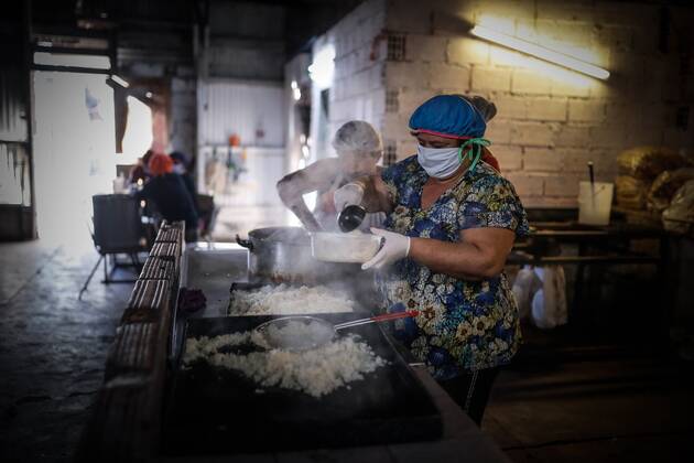 People help in a community dining room, during isolation due to COVID-19, in Buenos Aires, Argentina, 22 April 2020. EPA Juan Ignacio Roncoroni Coronavirus crisis in Argentina !ACHTUNG: NUR REDAKTIONELLE NUTZUNG!  Copyright: xJuanxIgnacioxRoncoronix AME4741 20200422-637231812206179125